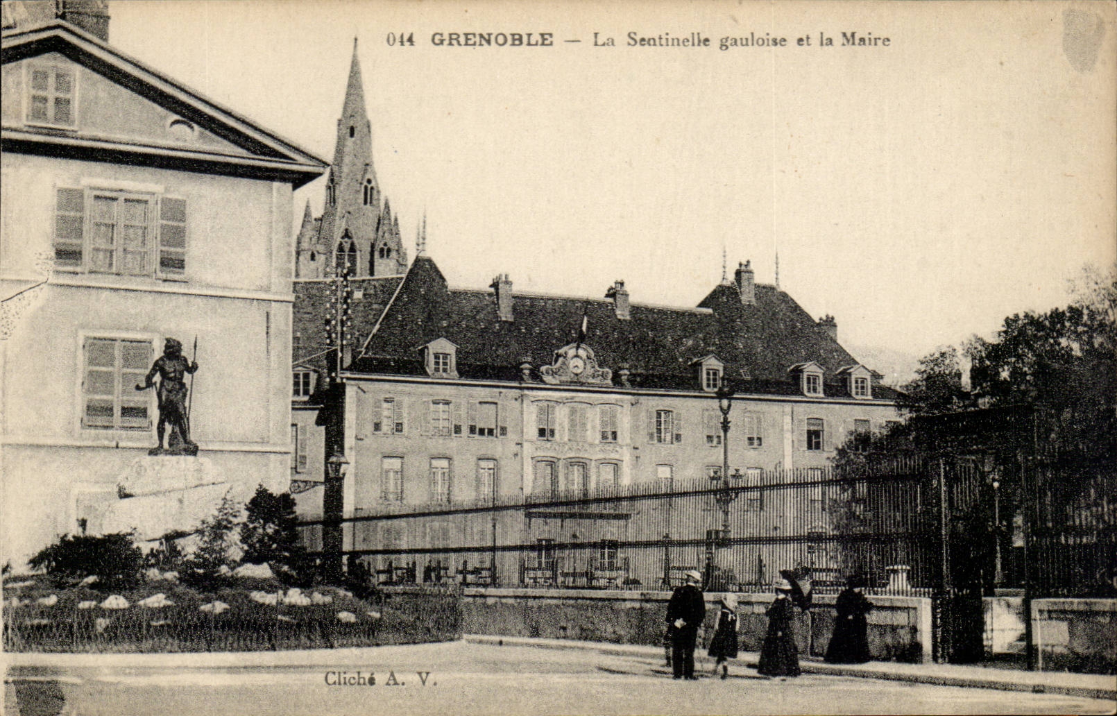 Grenoble - Sentinelle gauloise et la Mairie - CPA 