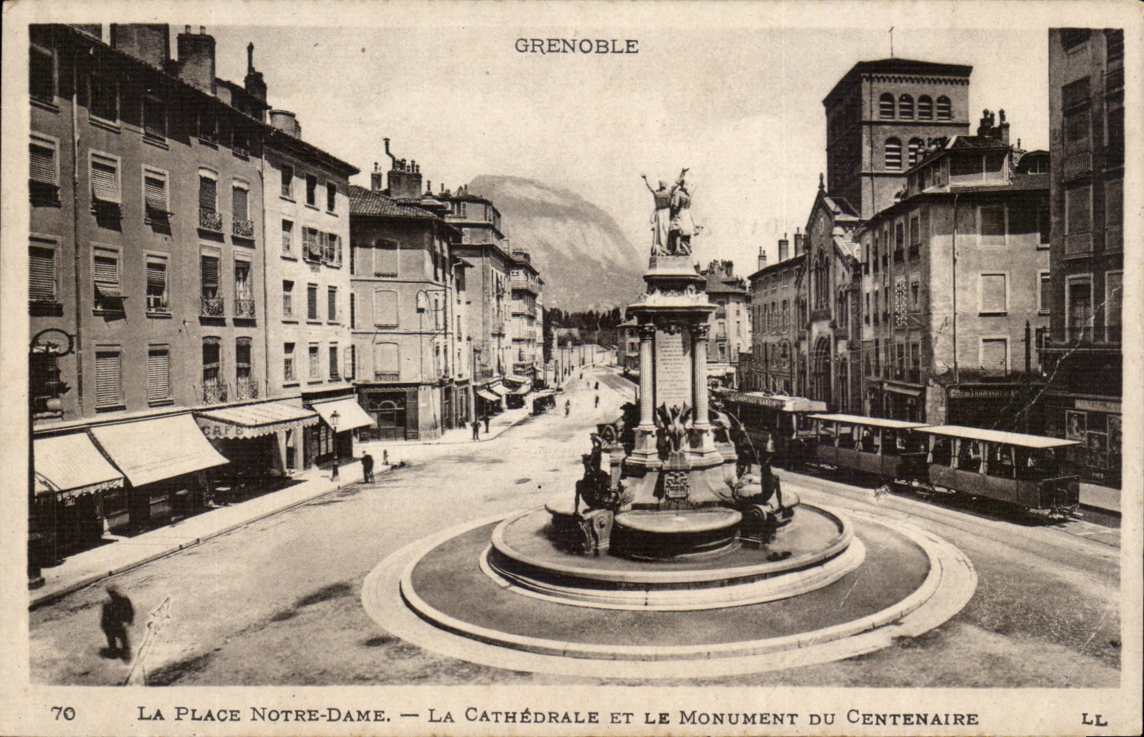 Grenoble — La Place Notre-Dame, la cathédrale et le monument du Centenaire — LL, n°70