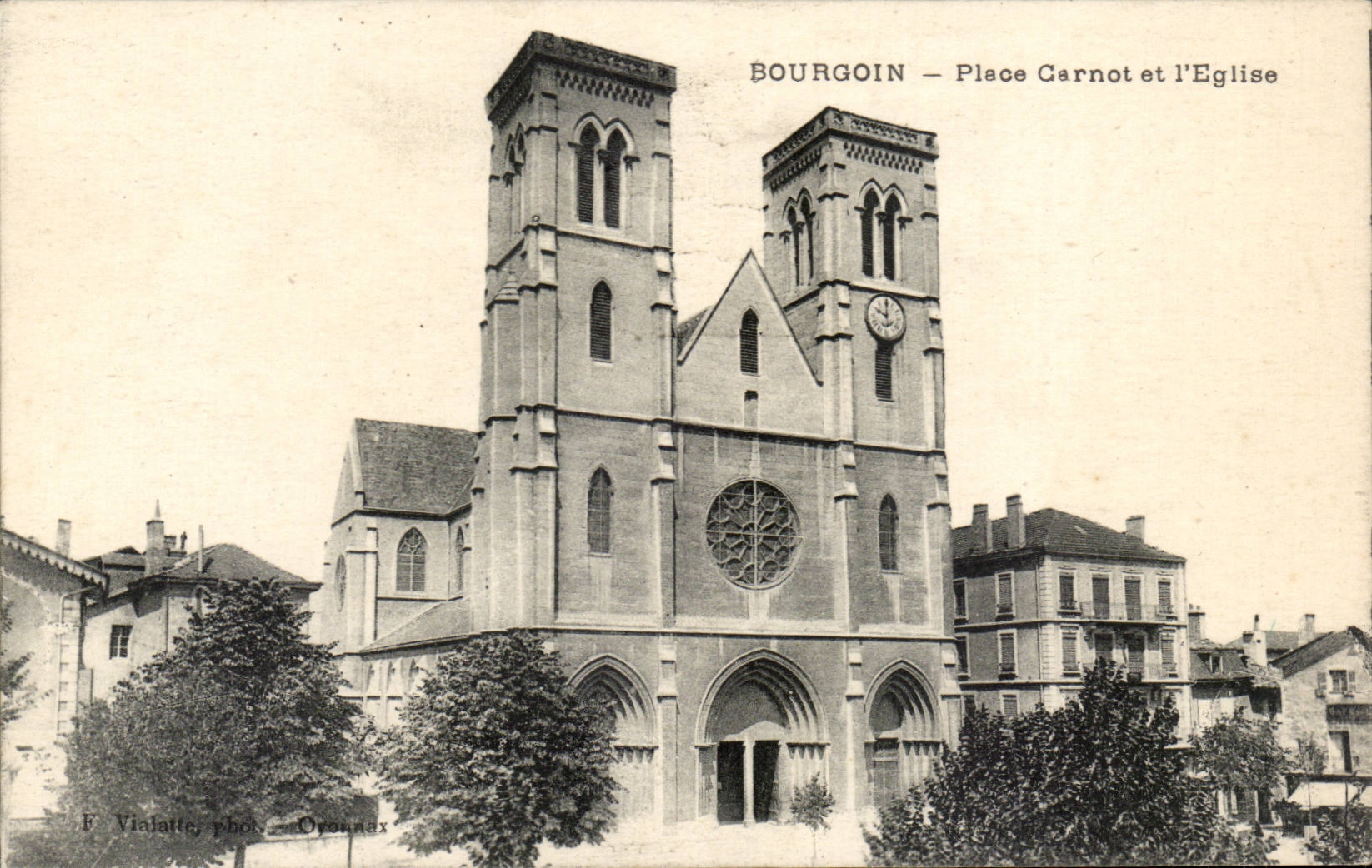 Bourgoin - Place Carnot et L'Eglise - CPA 