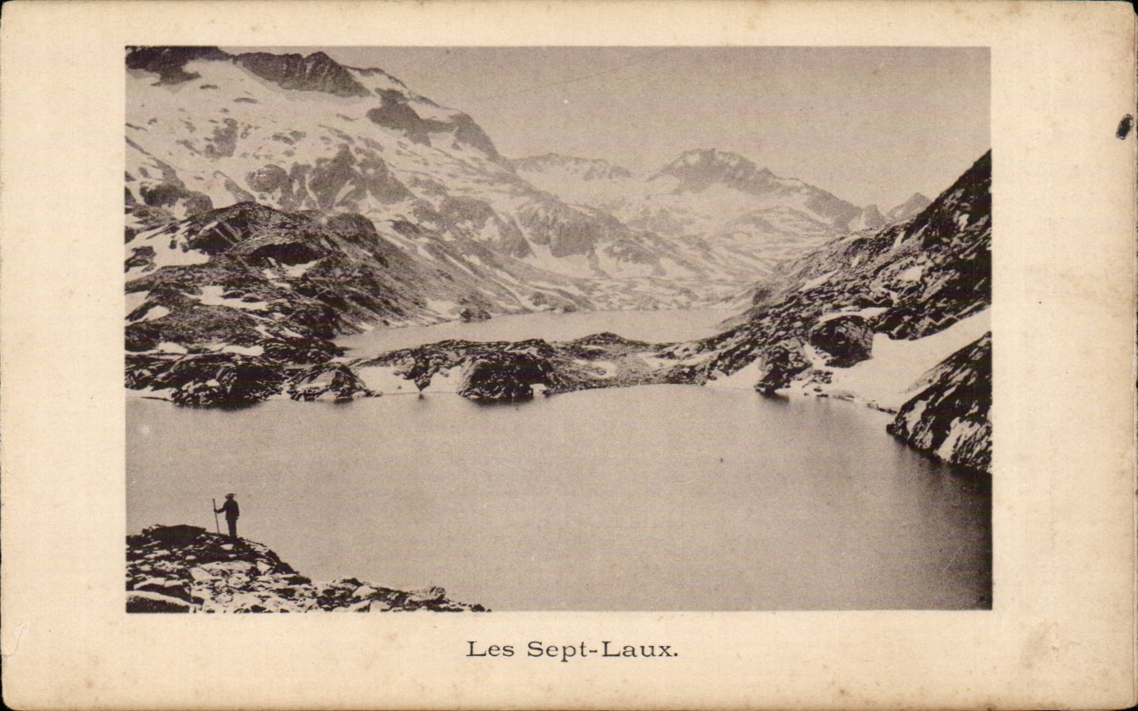 Les Sept-Laux — vue alpine avec un randonneur — éditeur non identifié