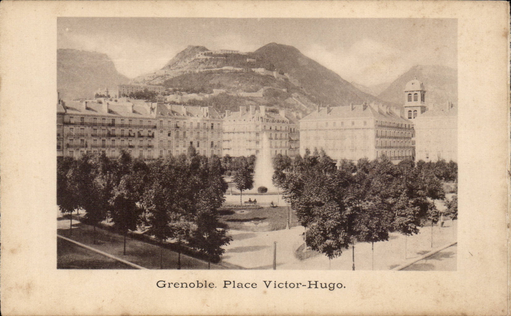 Grenoble. Place Victor-Hugo — vue panoramique avec fontaine et montagne en arrière-plan — éditeur non identifié