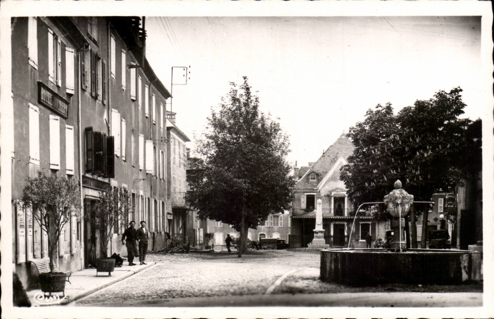 Mens CPM Le petit Breuil et le monument aux morts