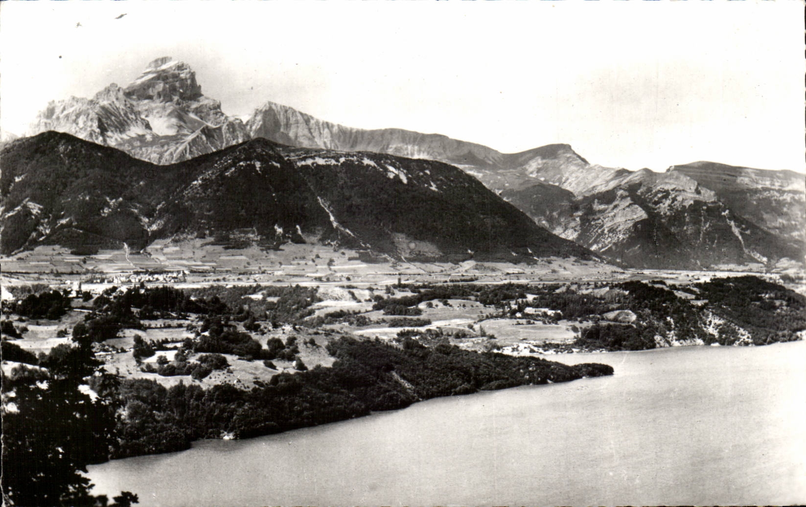Le Lac du Sautet et la Chaîne de l'Oblou — 2793 m. — Cliché Andréieux (M.S.) — Propriété des Missionnaires de Notre-Dame de la Salette