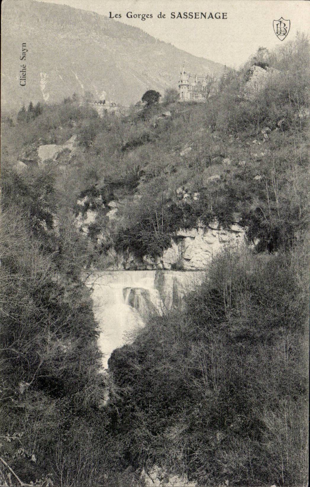 Les Gorges de SASSENAGE — vue des chutes d'eau et du château sur les hauteurs — Cliché Sayn