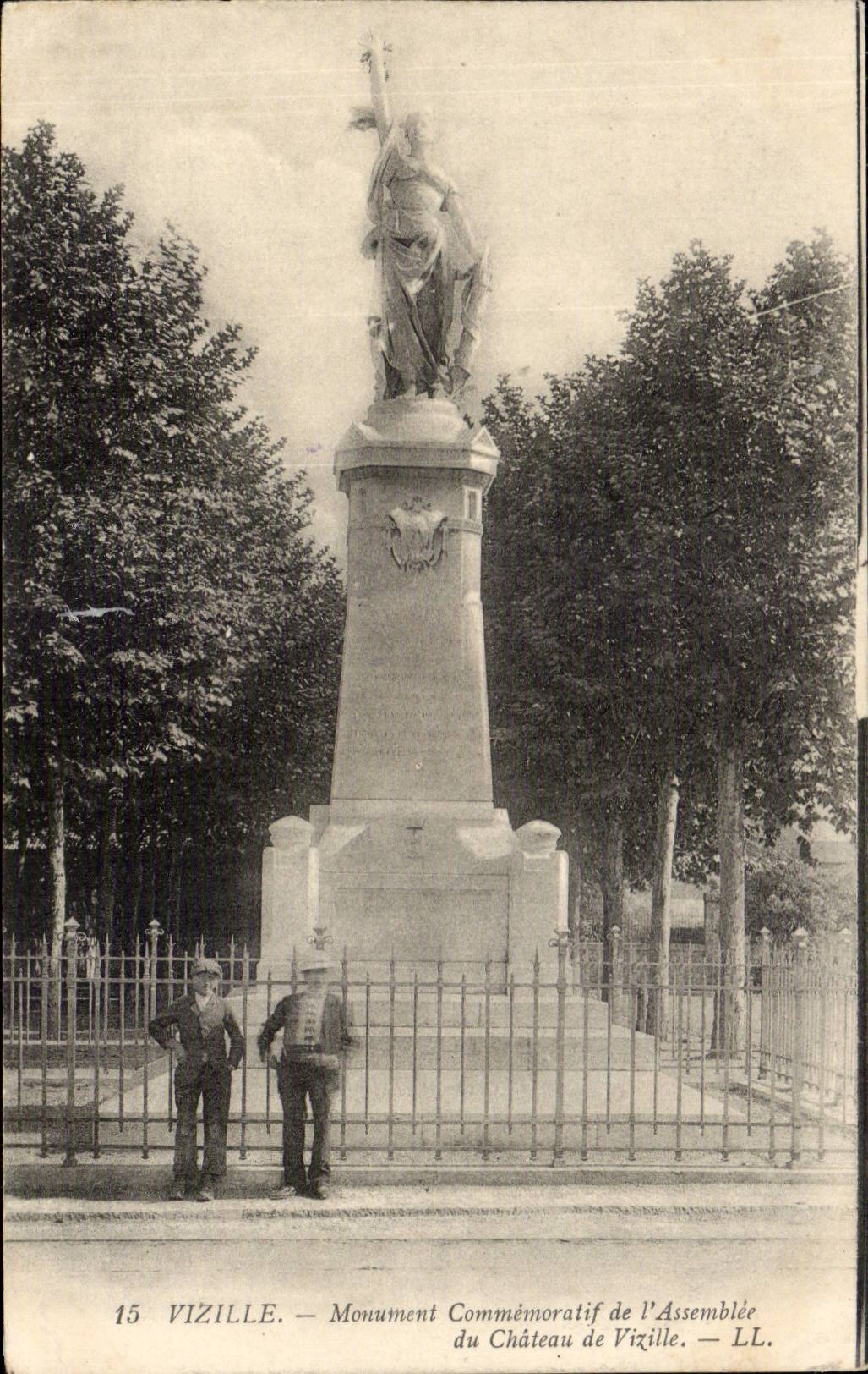 CPA Vizille Monument commemoratif de l'assemblee du chateau de Vizille