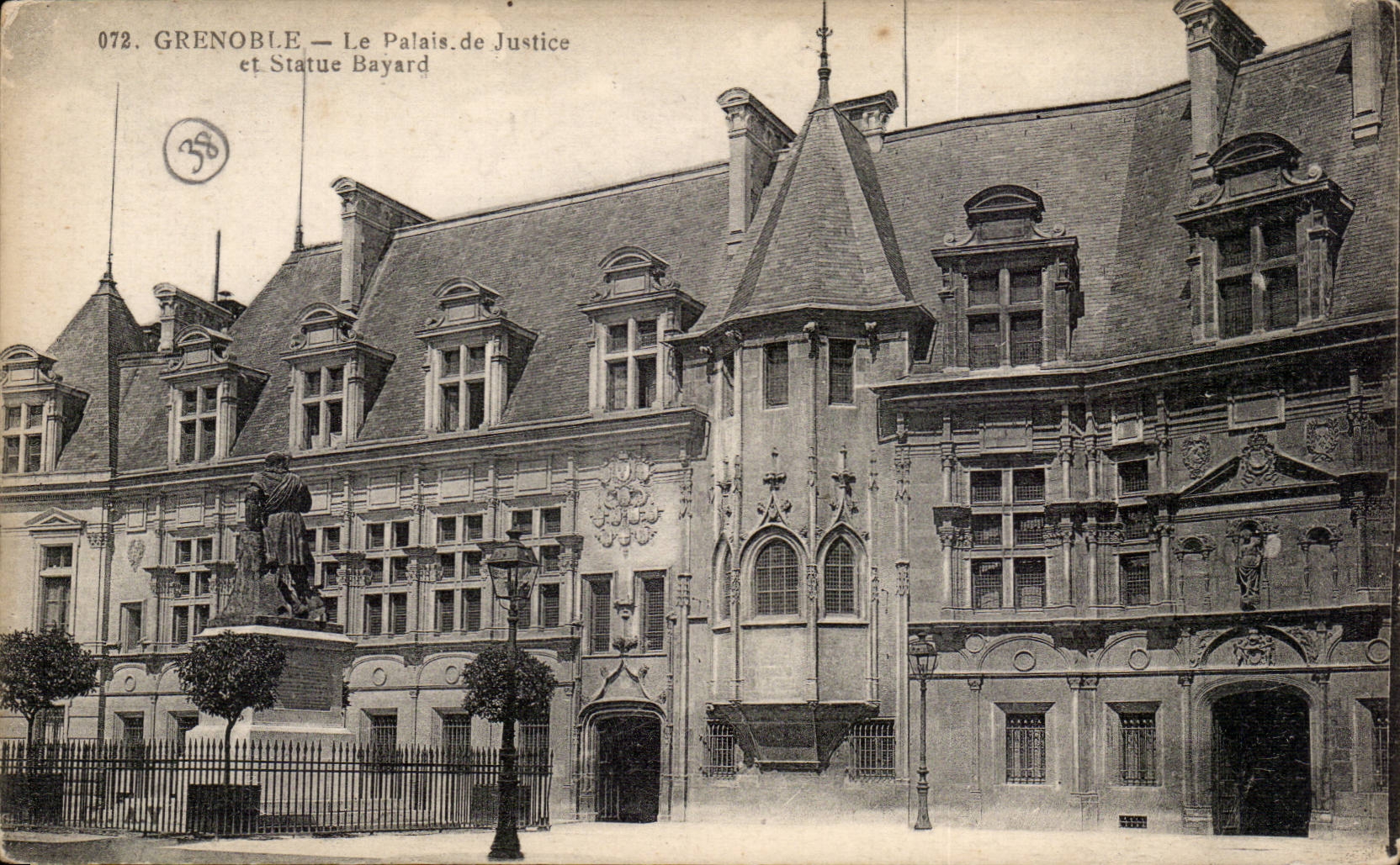 Grenoble — Le Palais de Justice et Statue Bayard — Éditeur B&G, n° 072