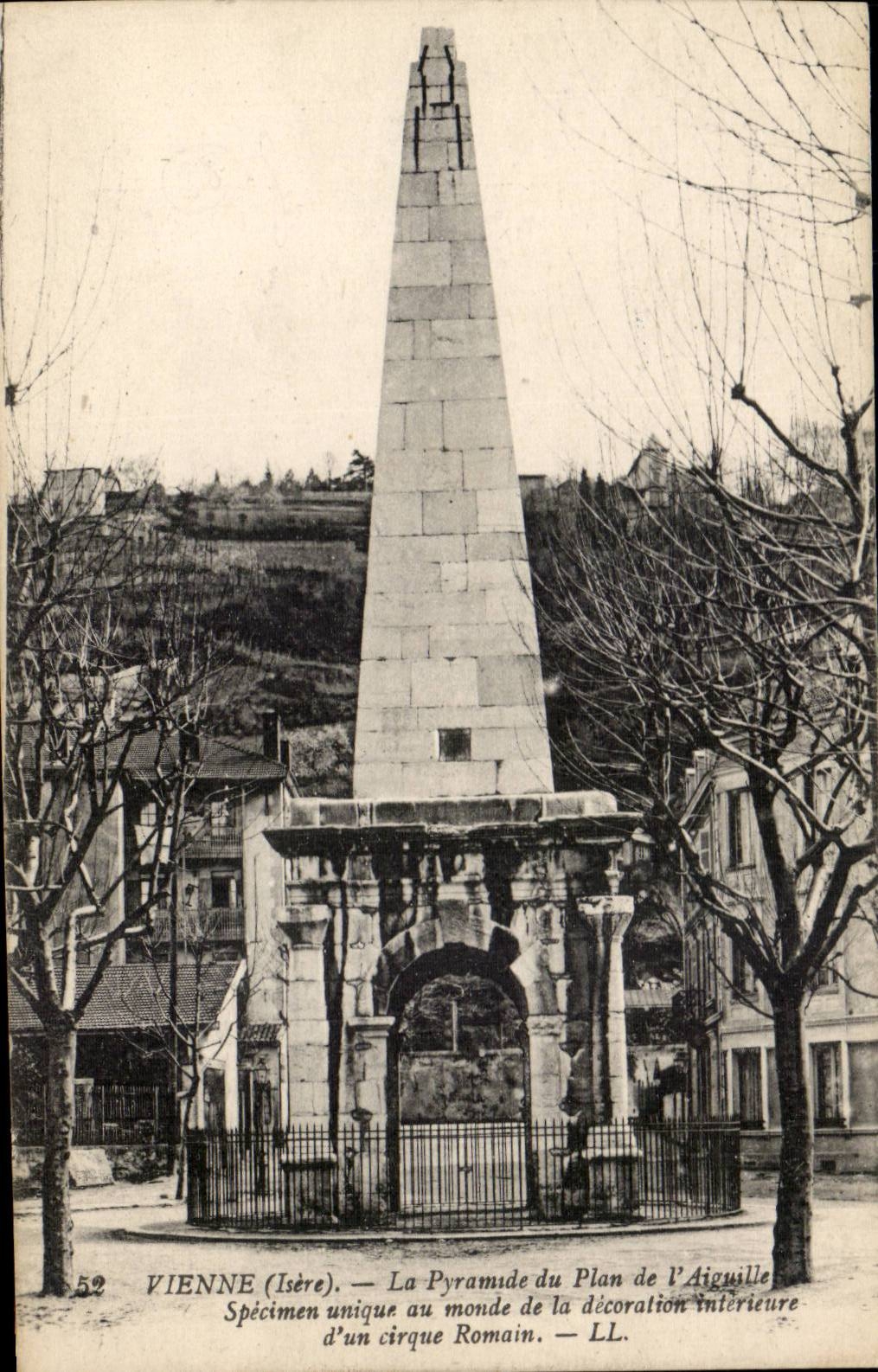 Vienne (Isère) — La Pyramide du Plan de l'Aiguille — LL.