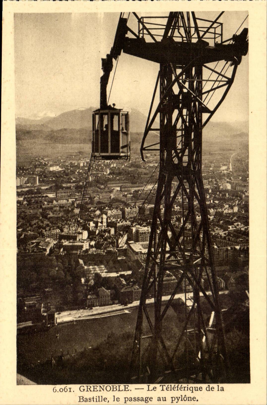 Grenoble — Le Téléférique de la Bastille, le passage au pylône — éditeur 'Paysages des Alpes' rue Colbert, Grenoble