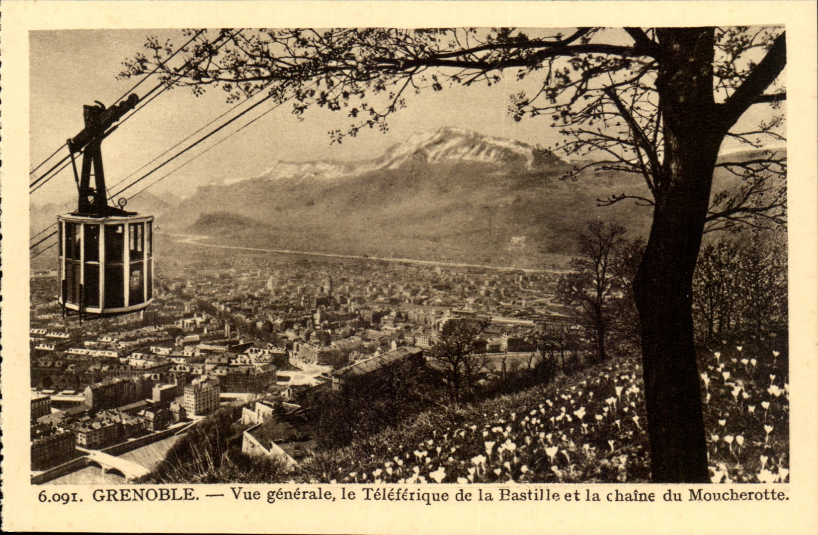 Grenoble — Allgemeiner Blick, der Téléphérique de la Bastille und die Moucherotte-Kette