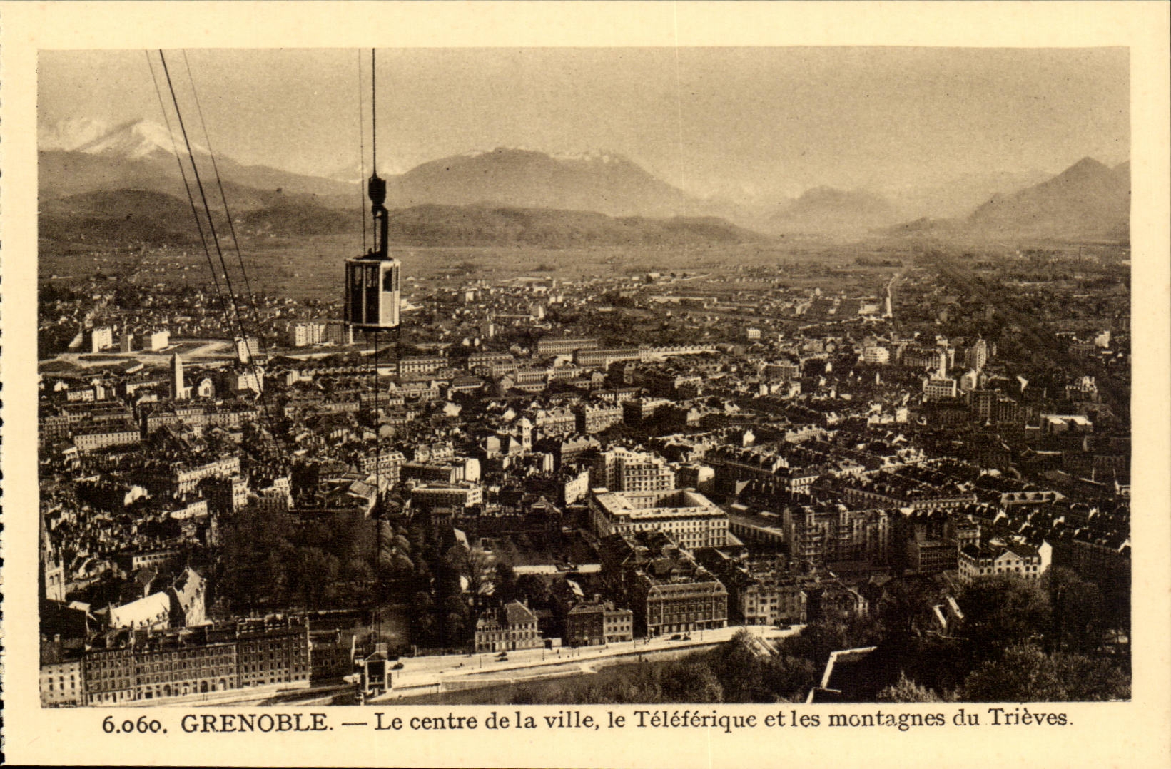 Grenoble CPA Le centre ville le teleferique et les montagnes de TRieves