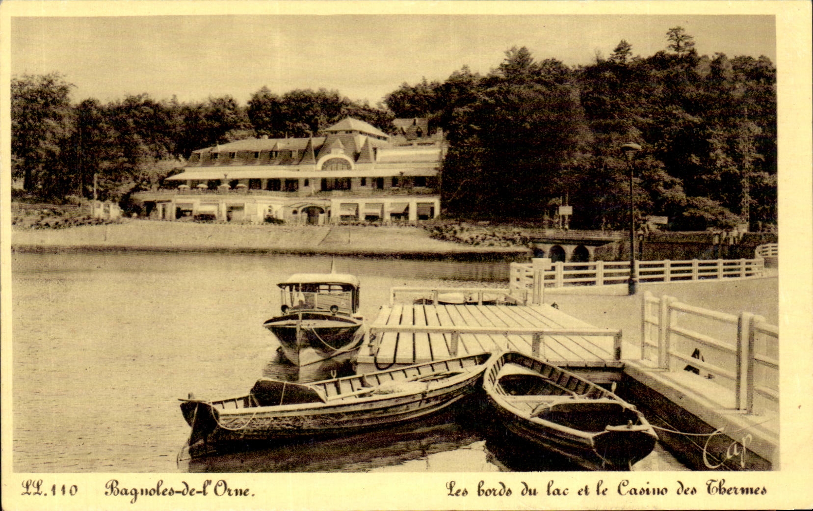 Bagnoles de l'orne CPA Les bords du lac et le casino des thermes