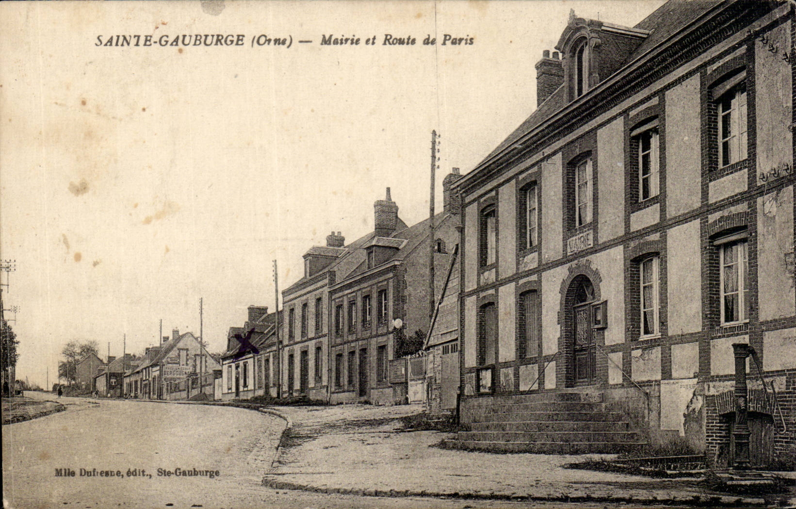 Sainte-Gauburge (Orne) — Mairie et Route de Paris — Mlle Dufresne, édit., Ste-Gauburge