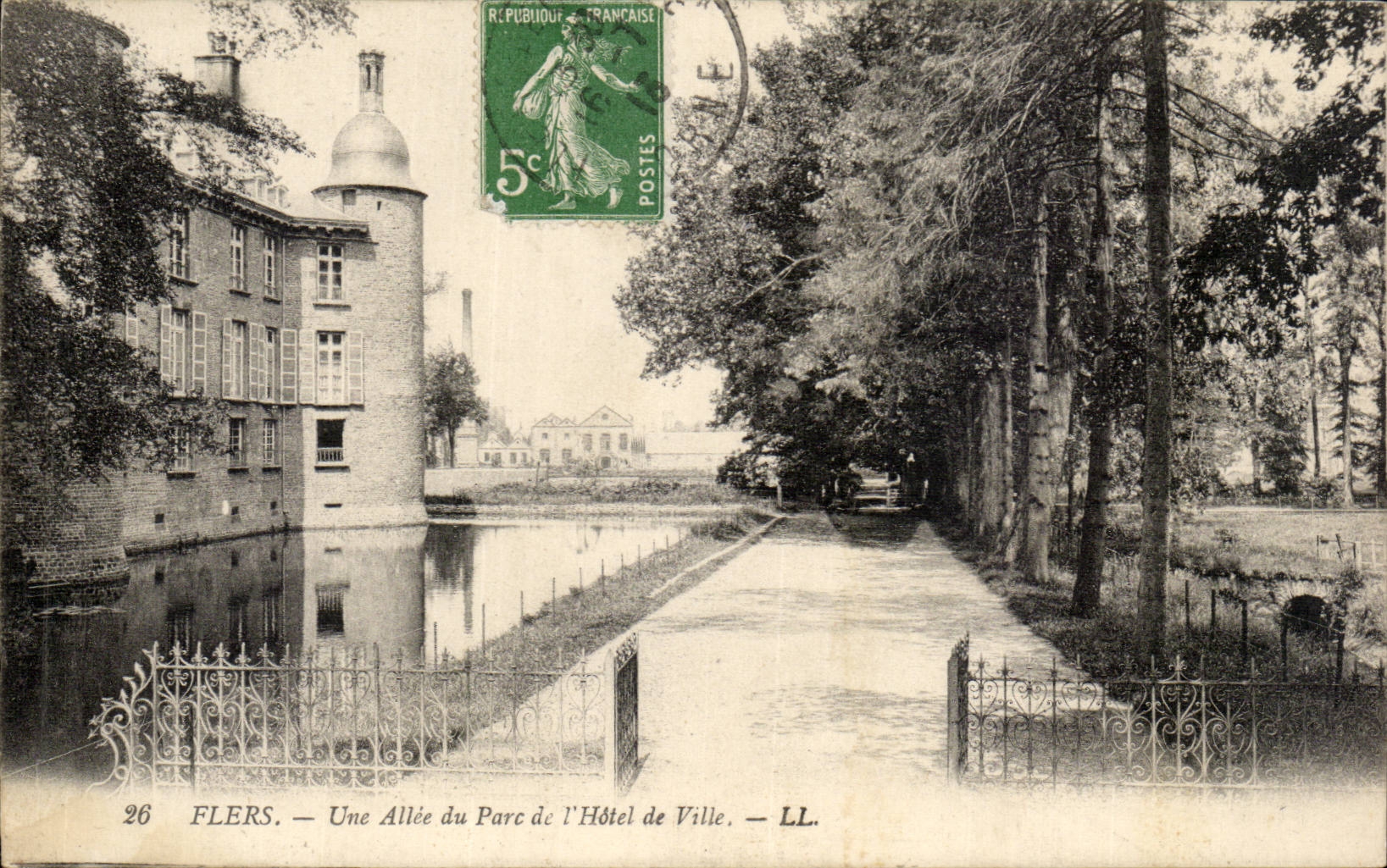 Flers CPA Une allee du parc de l'hotel de ville