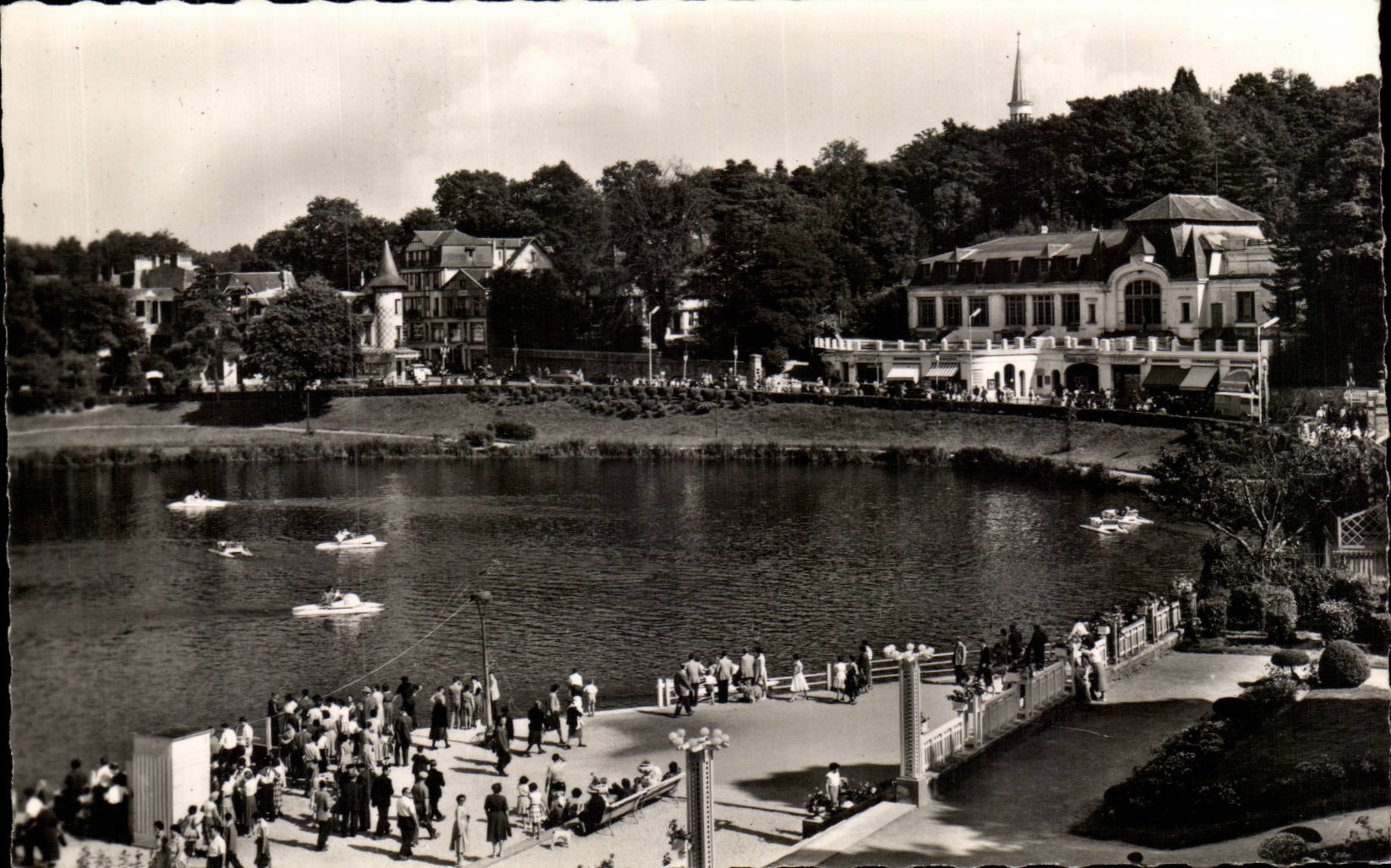 Estación Termal de BAGNOLES-de-l'ORNE — Un Rincón del Lago y el Casino de los Baños — editor Malmaison (S.-et-C.)