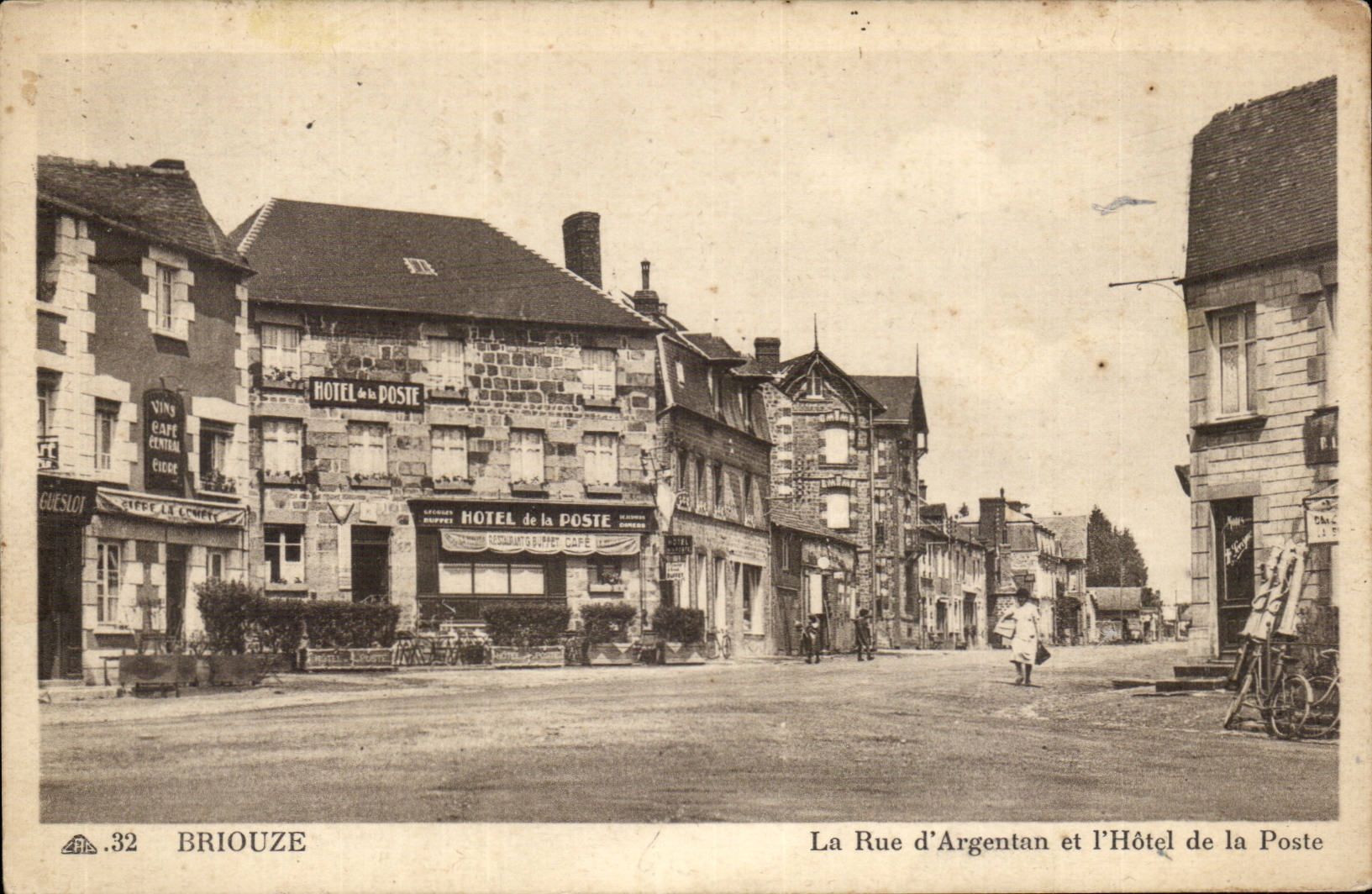 Briouze CPA La rue d'Argentan et l'hotel de la Poste