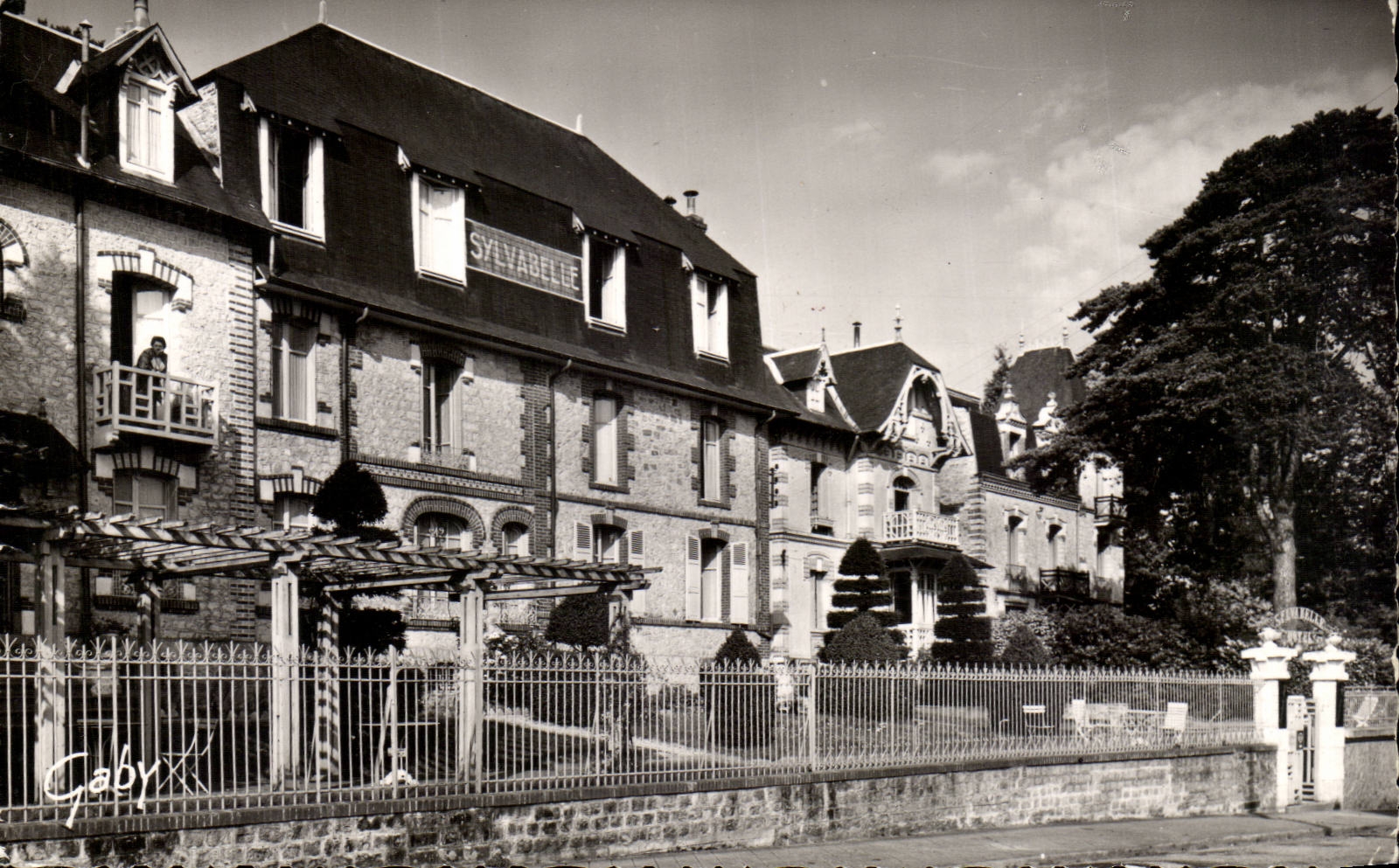 Bagnoles de l'orne CPM Sylvabelle Hotel Garage jardin