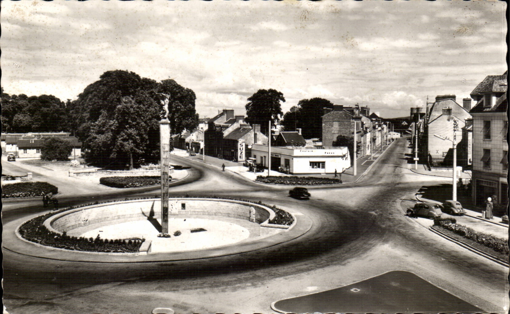 Alencon CPM Place General de Gaulle et le monument aux morts