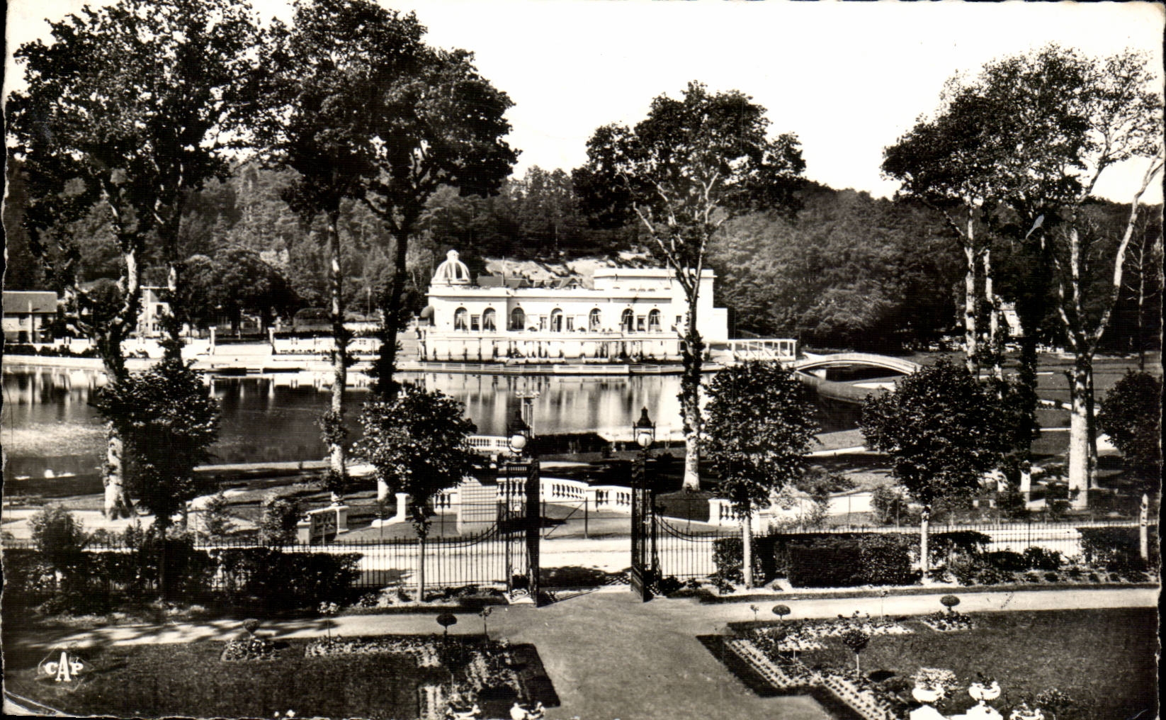 Bagnolles-de-l'Orne — Le Casino du Lac vu du Grand Hôtel — C.A.P. (n° 102)