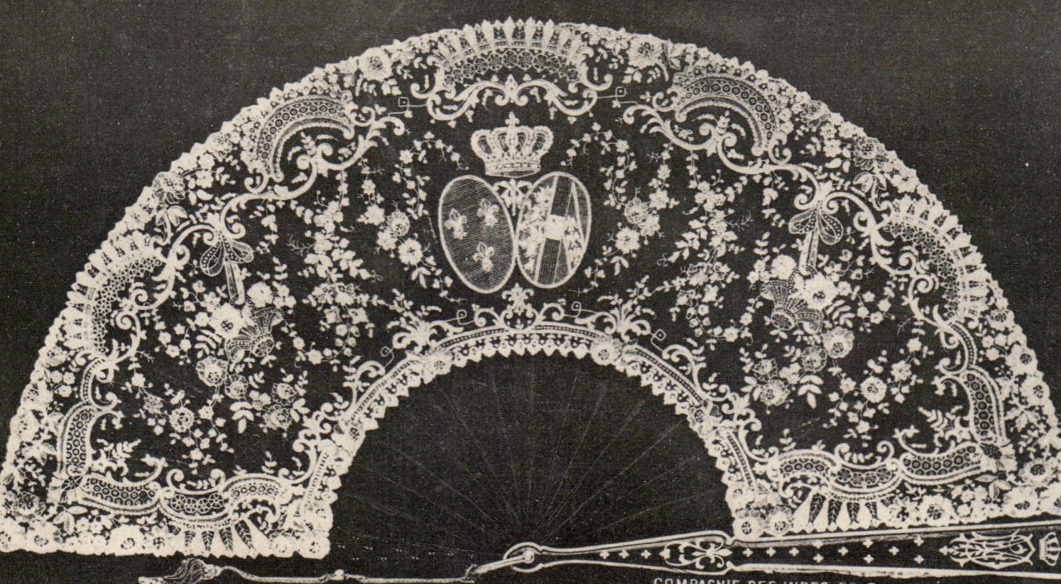 CPA Eventail offert a la duchesse d'Orleans par les royalistes de l'orme 1896 armes de France et d'autriche