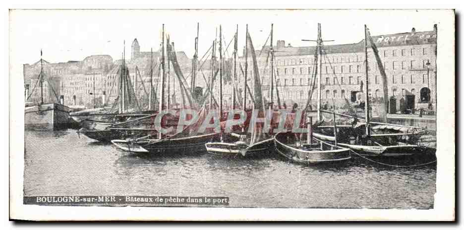BOULOGNE-sur-MER — Bâteaux de pêche dans le port — éditeur non visible