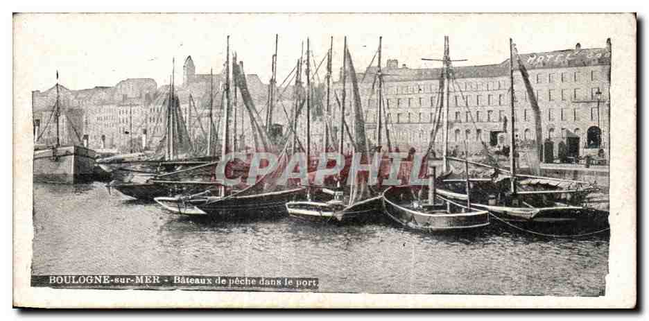 Boulogne-sur-Mer — Bâteaux de pêche dans le port — éditeur non visible