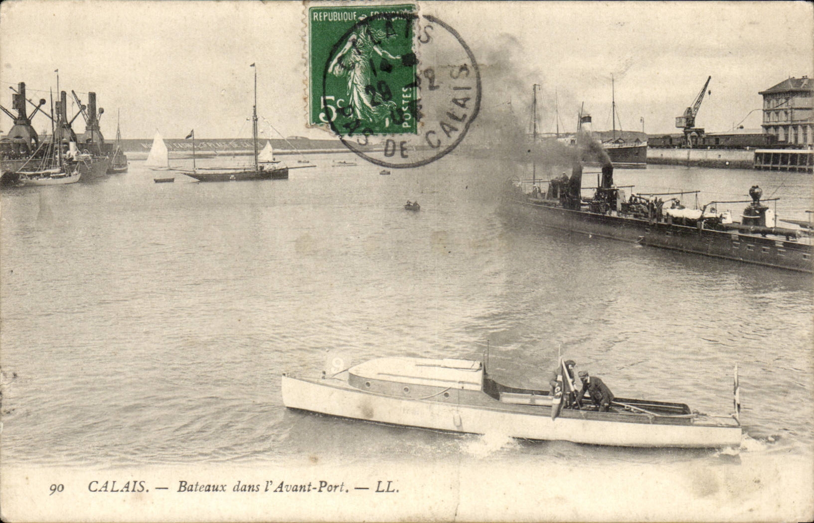 CPA Calais Bateaux dans l'avant port (bateau boat ship guerre)