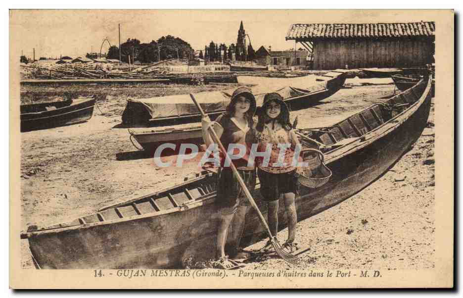 Gujan-Mestras (Gironde) — Parqueuses d'huîtres dans le Port — M. D.