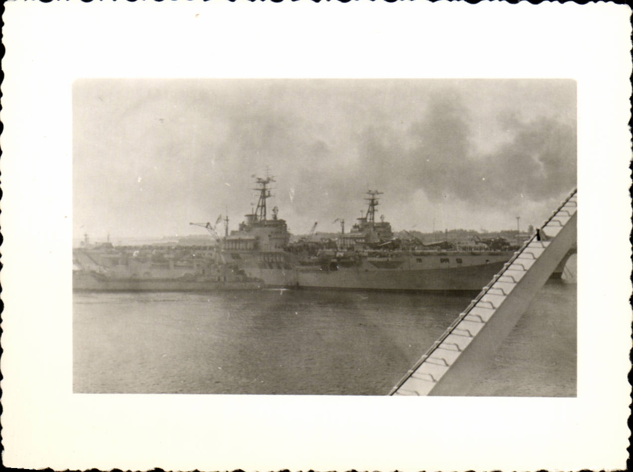 CPA CARTE PHOTO Bateau de guerre Porte avions Helicopteres
