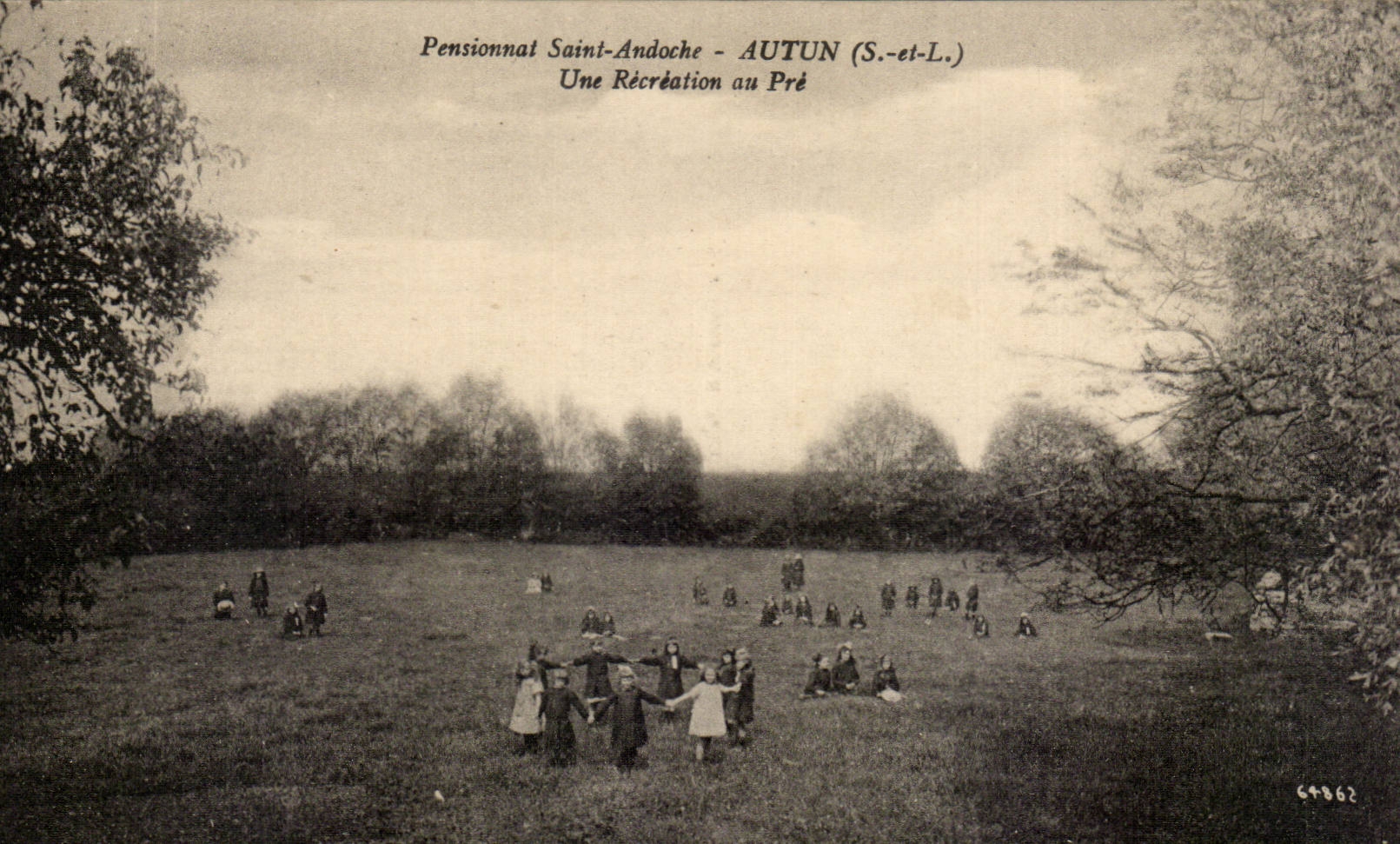Pensionnat Saint-Andoche - AUTUN (S.-et-L.) — Une Récréation au Pré — C4862