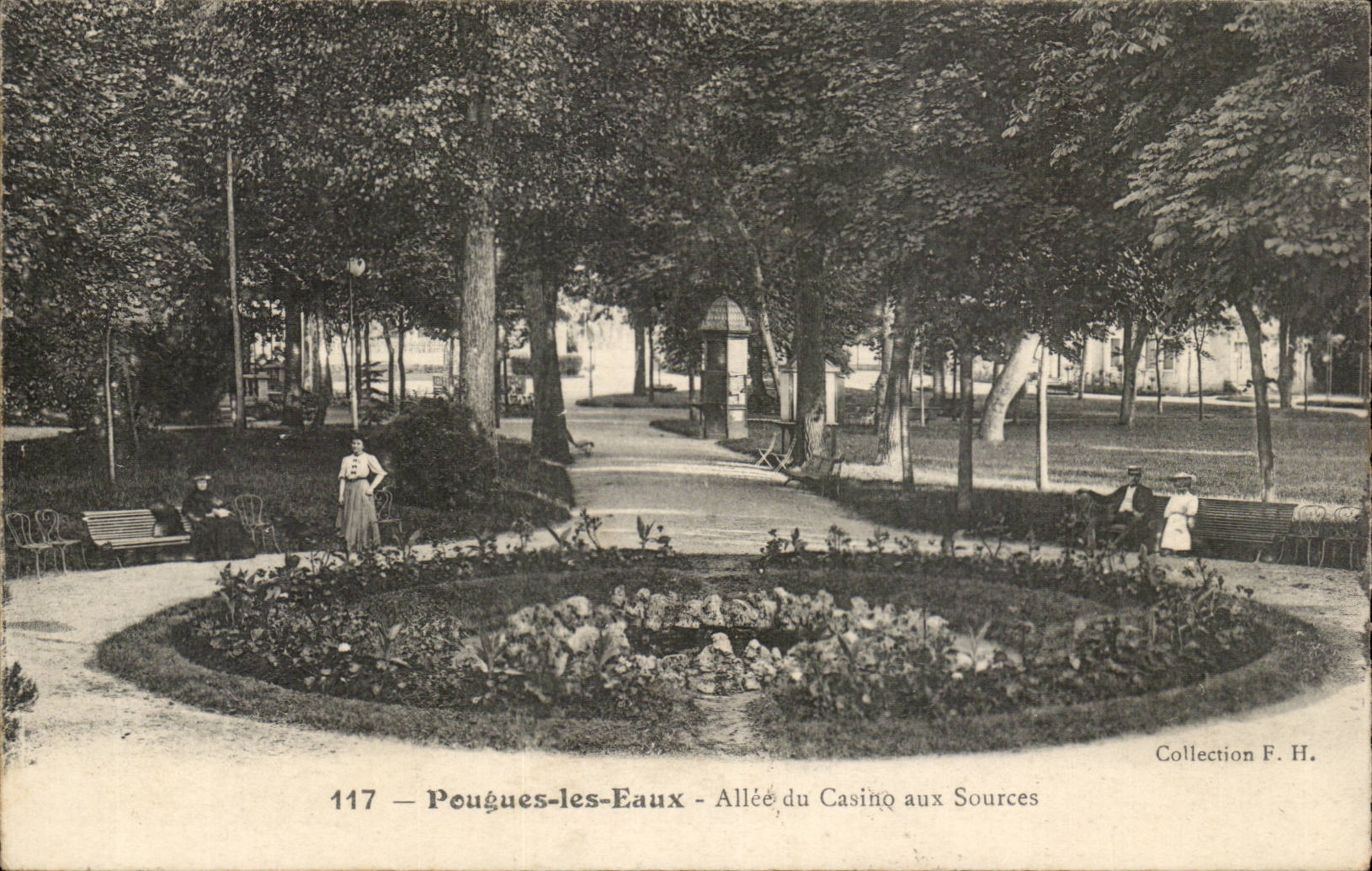 Pougues les Eaux - Allee du Casino aux Sources CPA 
