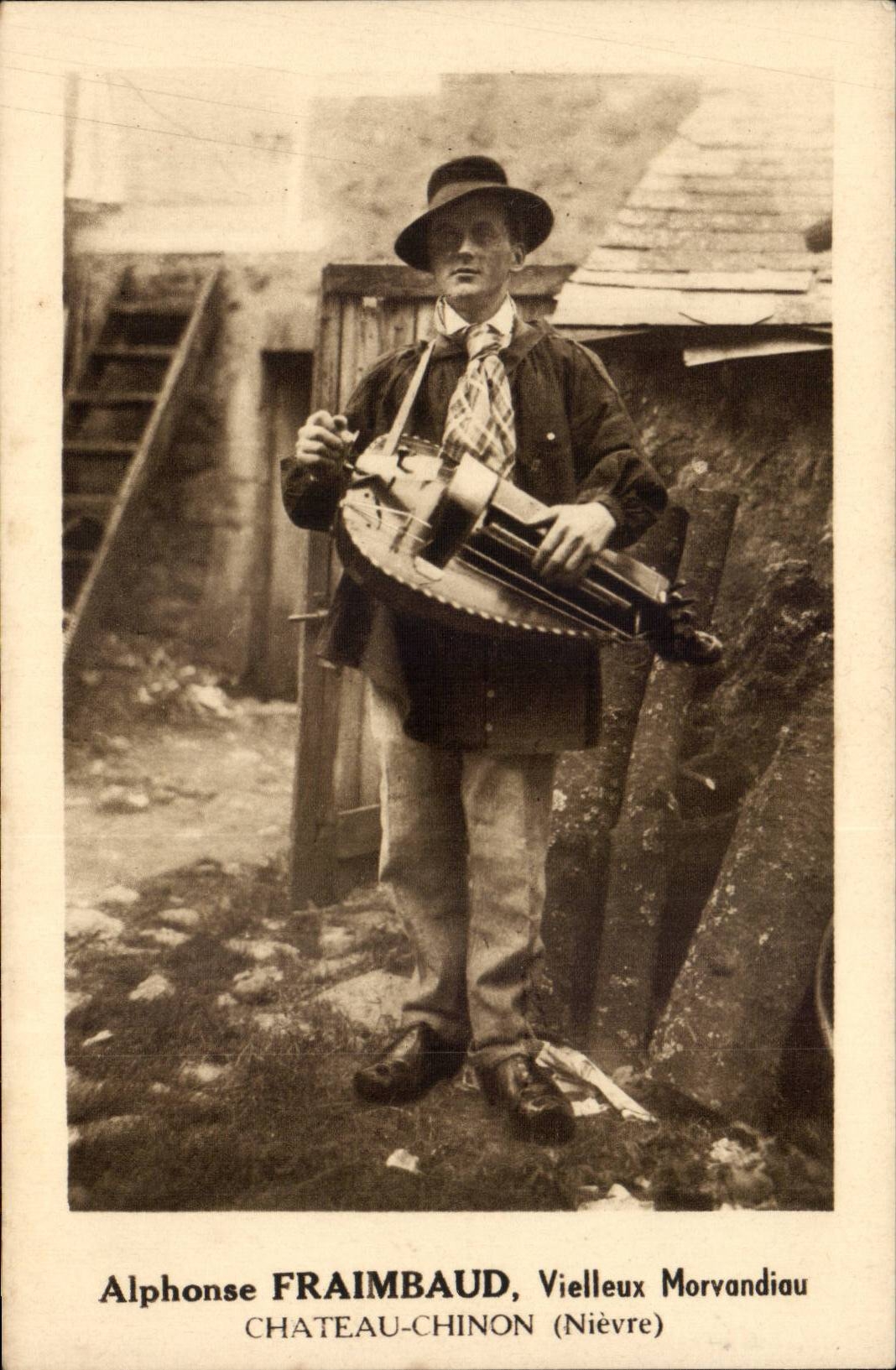 Chateau Chinon - Alphonse Fraimbaud - Vielleux Morvandiau - musique - intrument - CPA TOP de la Nievre