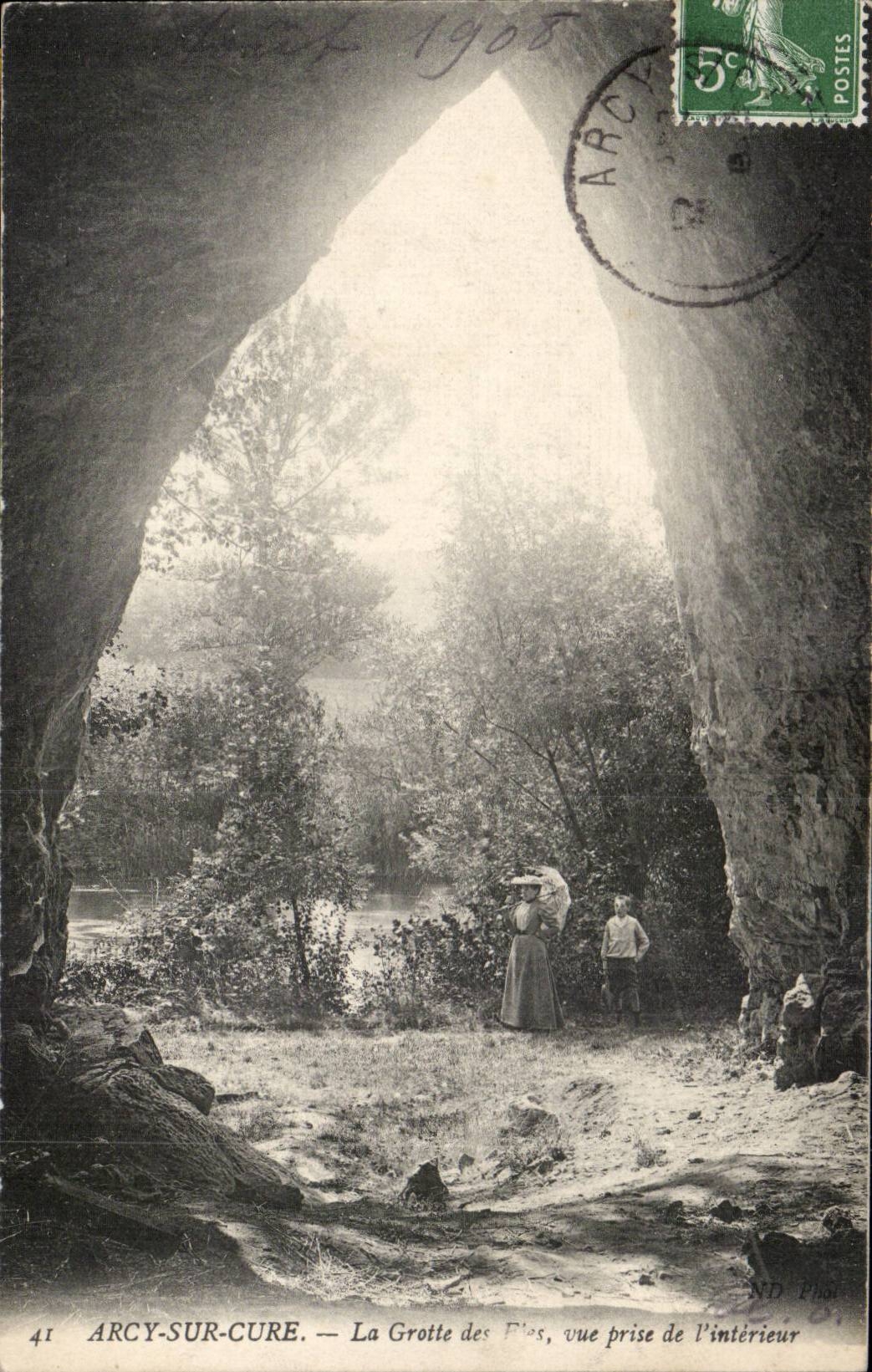Arcy-sur-Cure — La Grotte des Fées, vue prise de l'intérieur — ND Phot