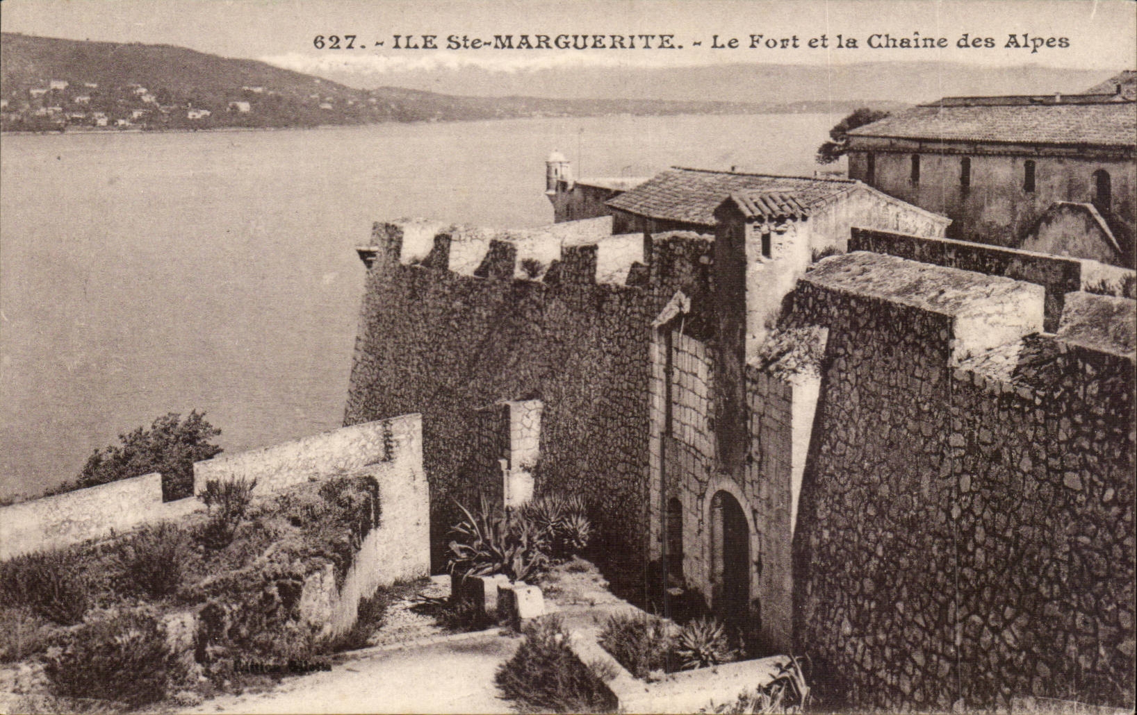 l€™Ile Sainte-Marguerite - Le Fort et la Chaine des Alpes - CPA 