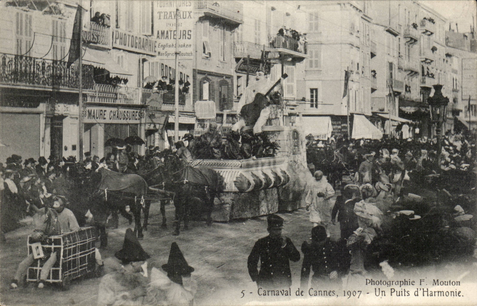 Carnaval de Cannes — Un Puits d'Harmonie — Photographie F. Mouton