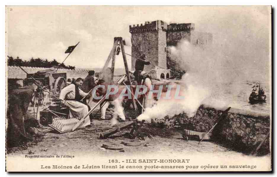 Ile Saint-Honorat — Les Moines de Lérins tirant le canon porte-amarrés pour opérer un sauvetage — Propriété exclusive de l'Abbaye