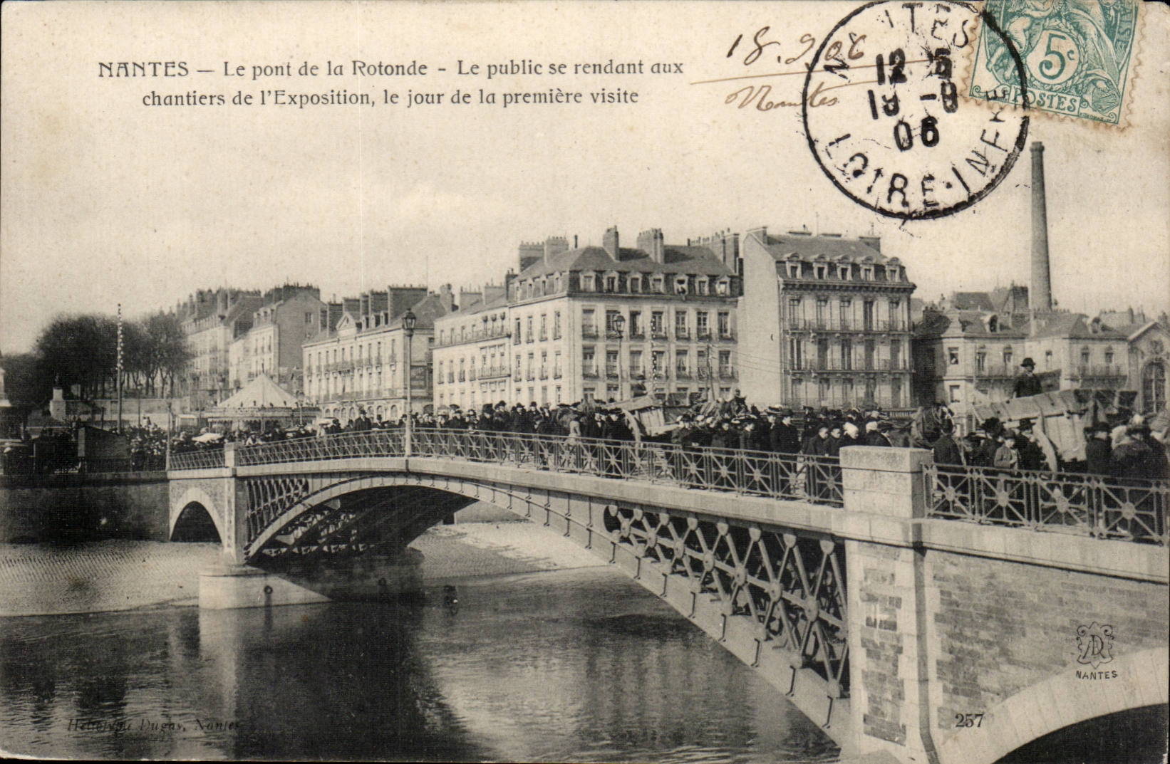 NANTES — Le pont de la Rotonde — Le public se rendant aux chantiers de l'Exposition, le jour de la première visite — Henriette Dugas, Nantes, n°287