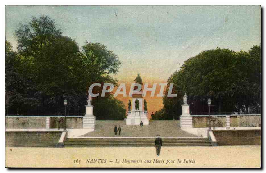 Nantes CPA Le monument aux morts pour la patrie