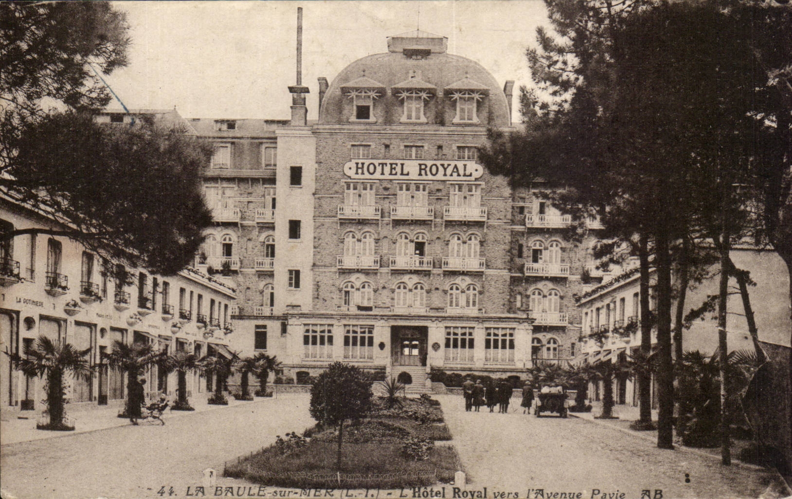 La Baule sur Mer CPA l'hotel Royal vers l'avenue Pavie