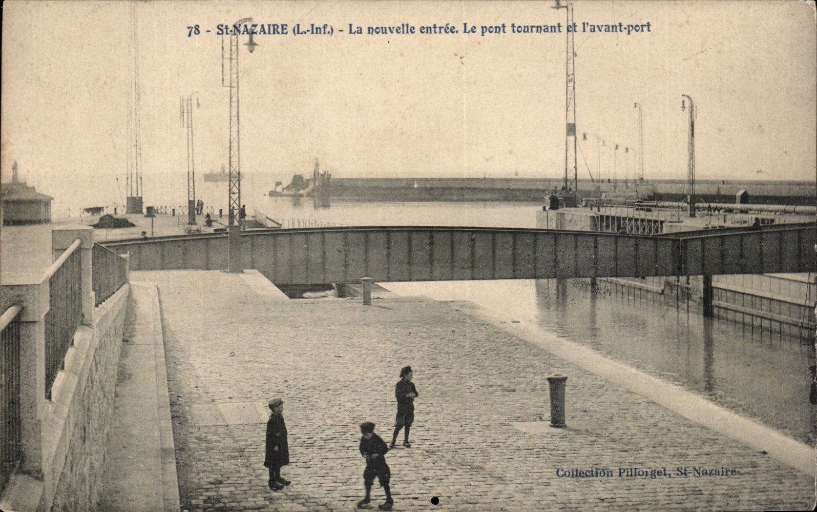 Saint Nazaire CPA La nouvelle entree le pont tournant et l'avant port