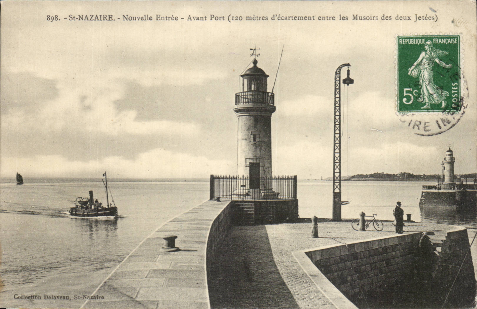 Saint Nazaire CPA La nouvelle entree Avant port (lighthouse phare)