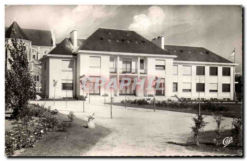 Saint Nazaire CPM La sous prefecture et les jardins