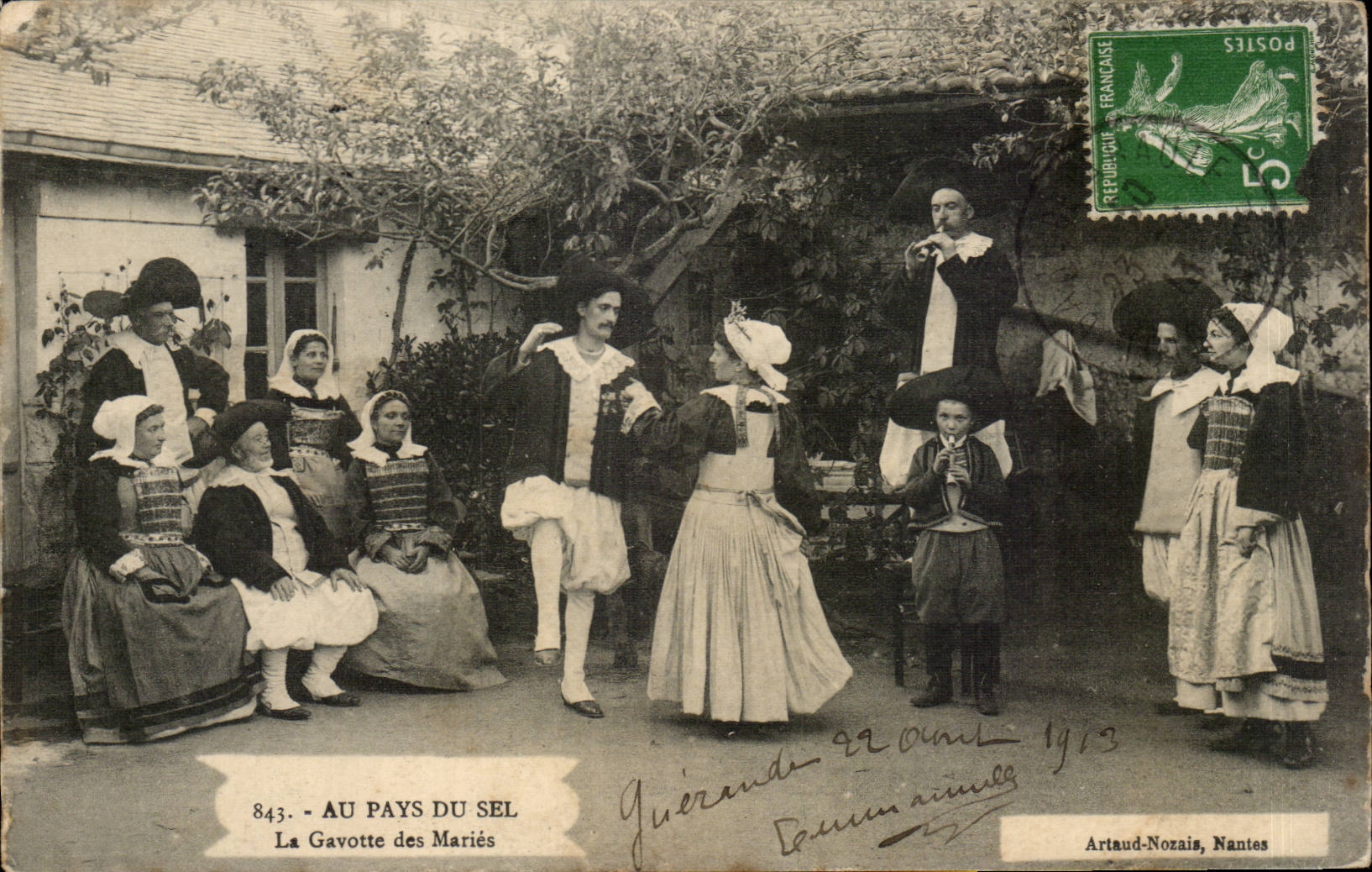Au pays du sel CPA La gavotte des maries (folklore coiffe)