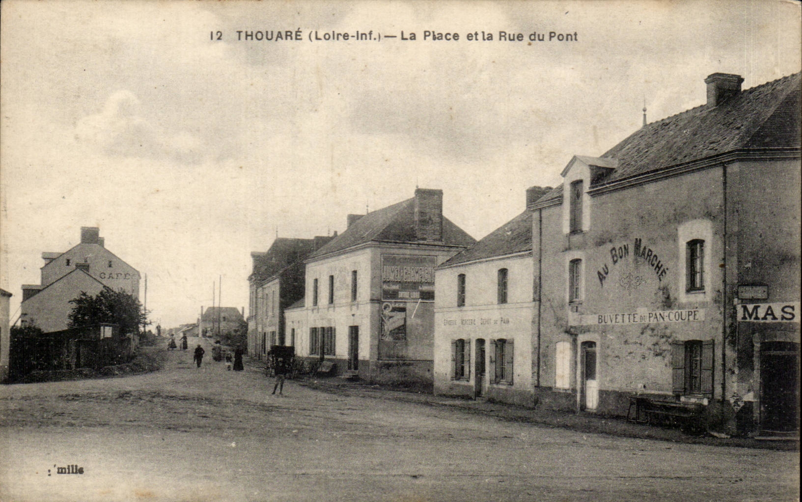 Thouare CPA La place et la rue du pont
