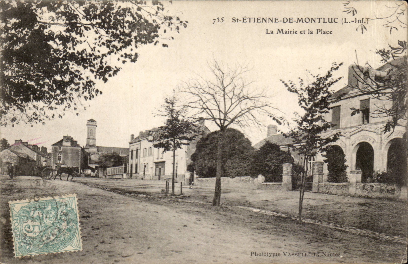 St Etienne de Montluc CPA La mairie et la place