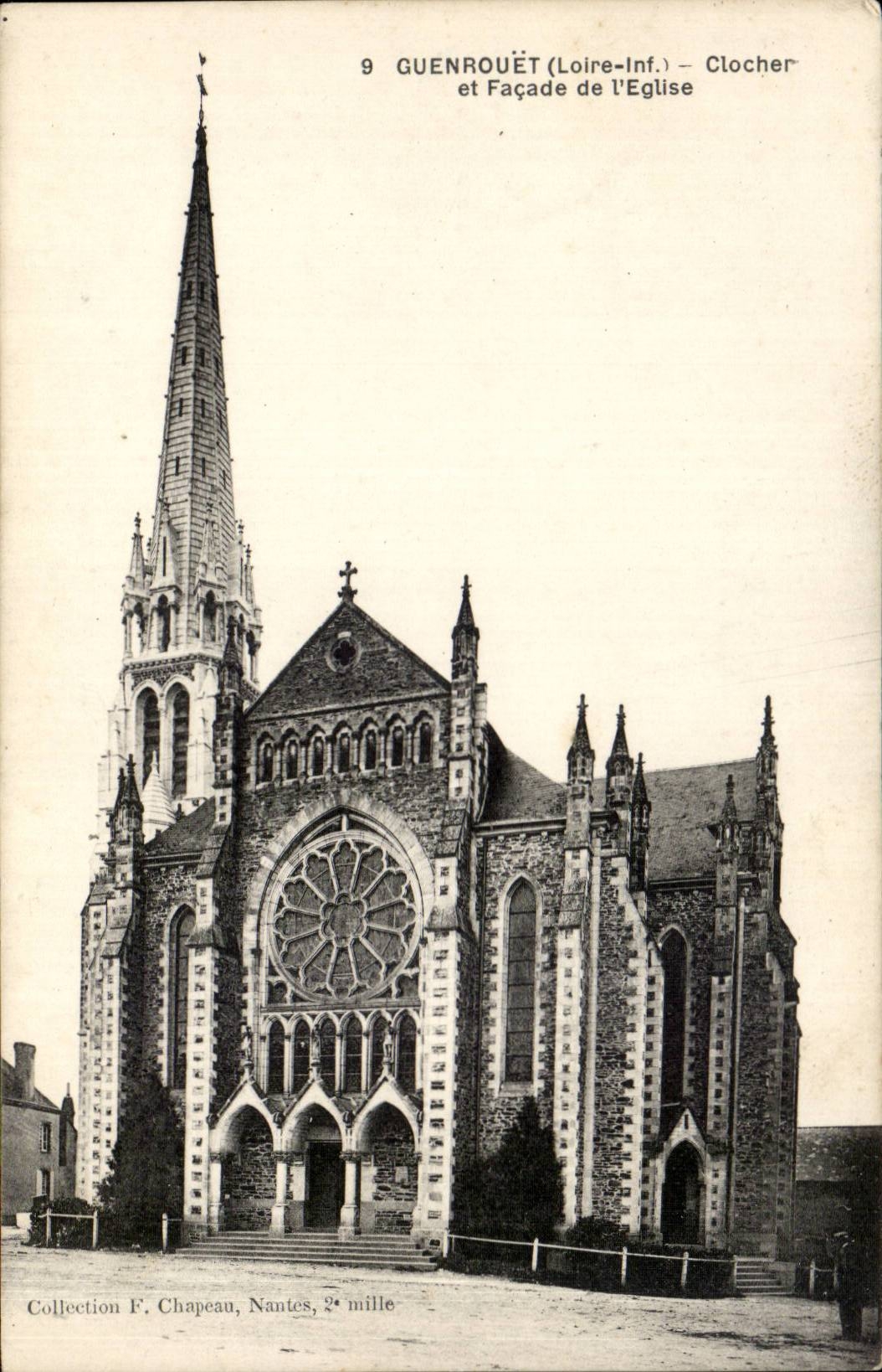 Guenrouet CPA Clocher et facade de l'eglise