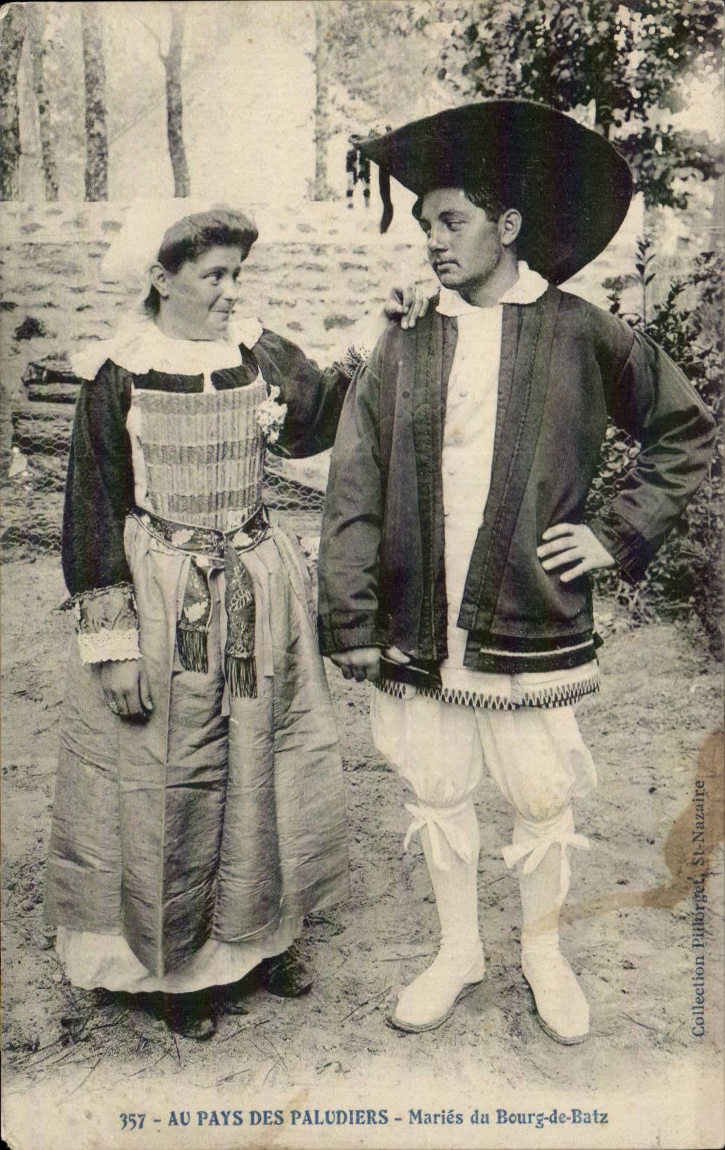 Au pays des Paludiers CPA Maries de Bourg en Batz (folreklo costume coiffe)