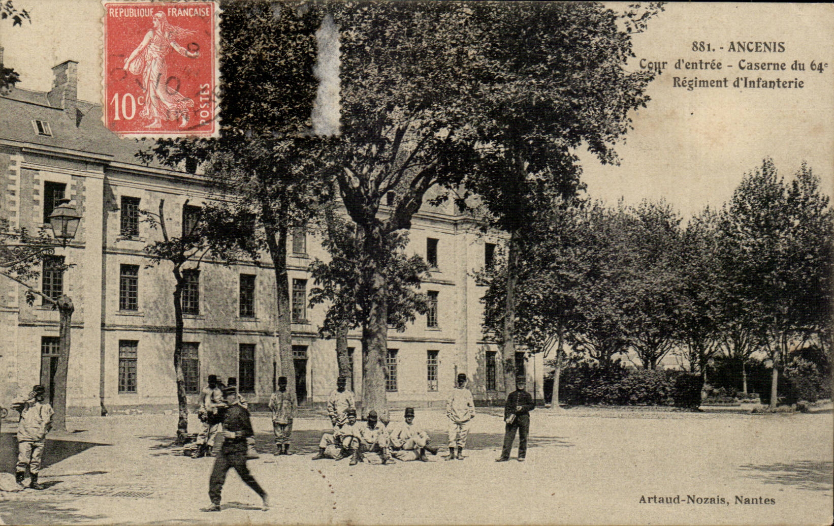 Ancenis CPA Cour d'entree Caserne du 64eme regiment d'infanterie