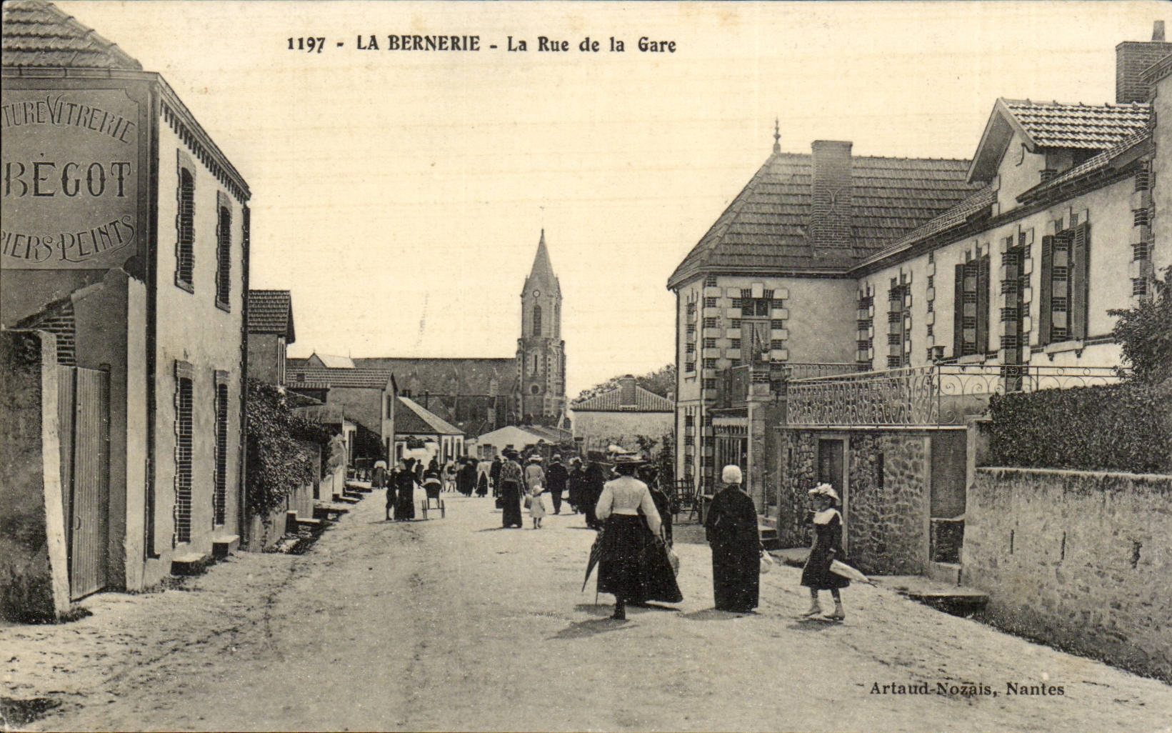 La Bernerie CPA La rue de la gare