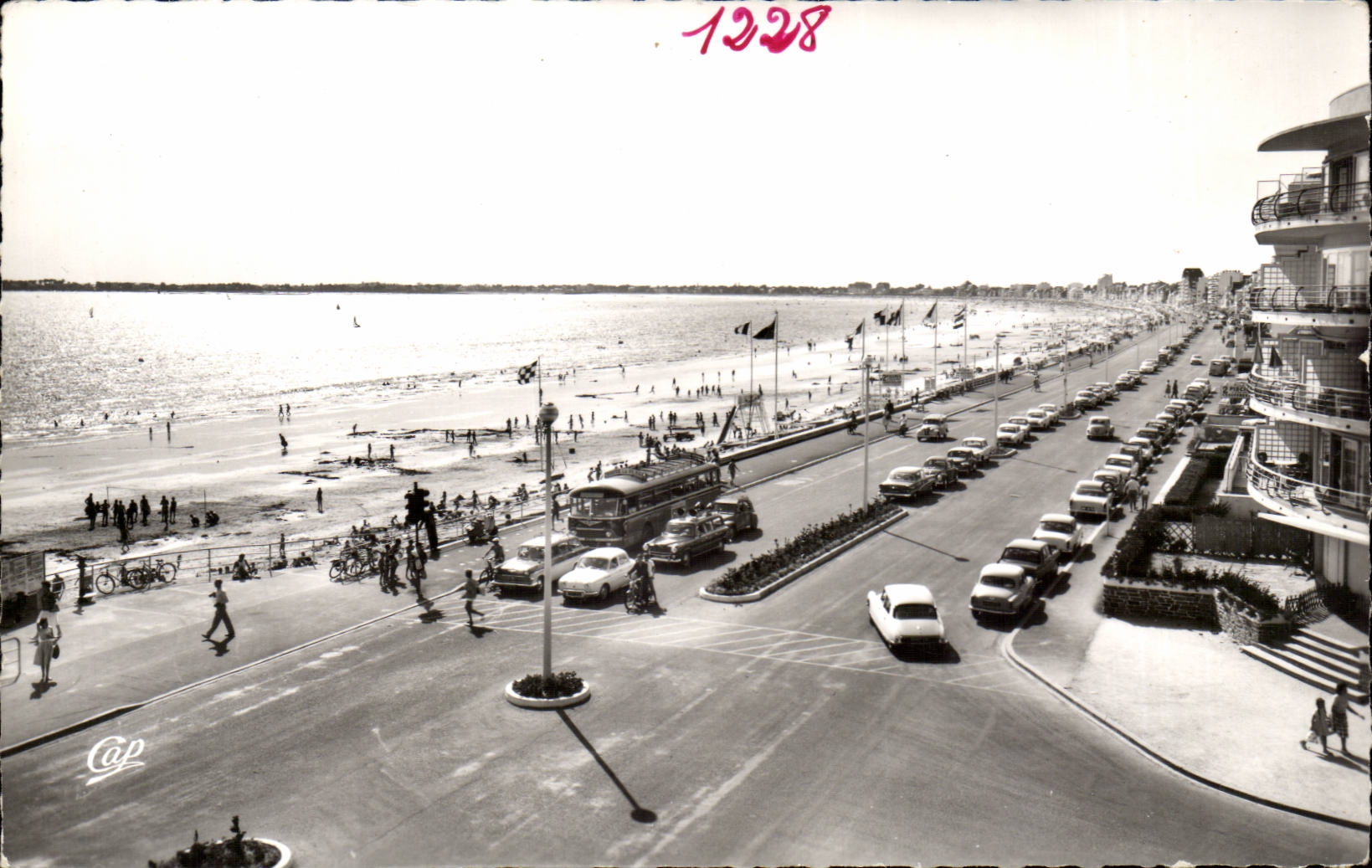 La Baule CPA Le remblai et la plage vers la Baule
