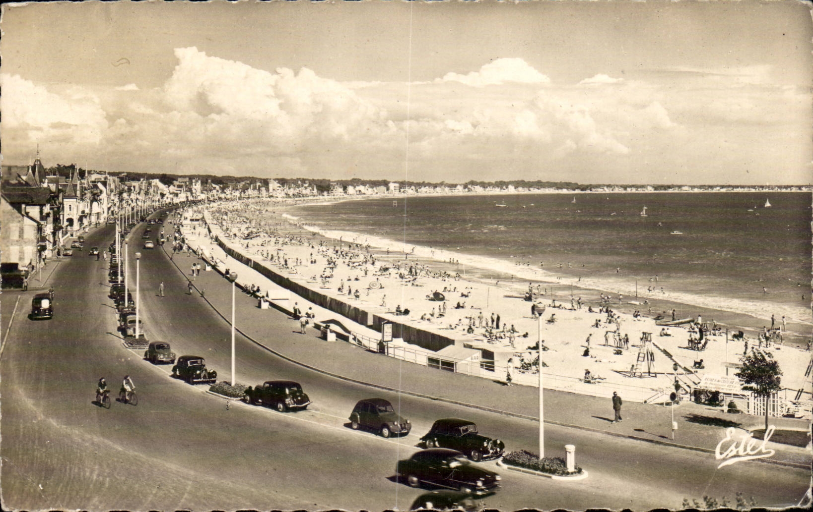 La Baule CPA La plage et le remblai vus du casino 